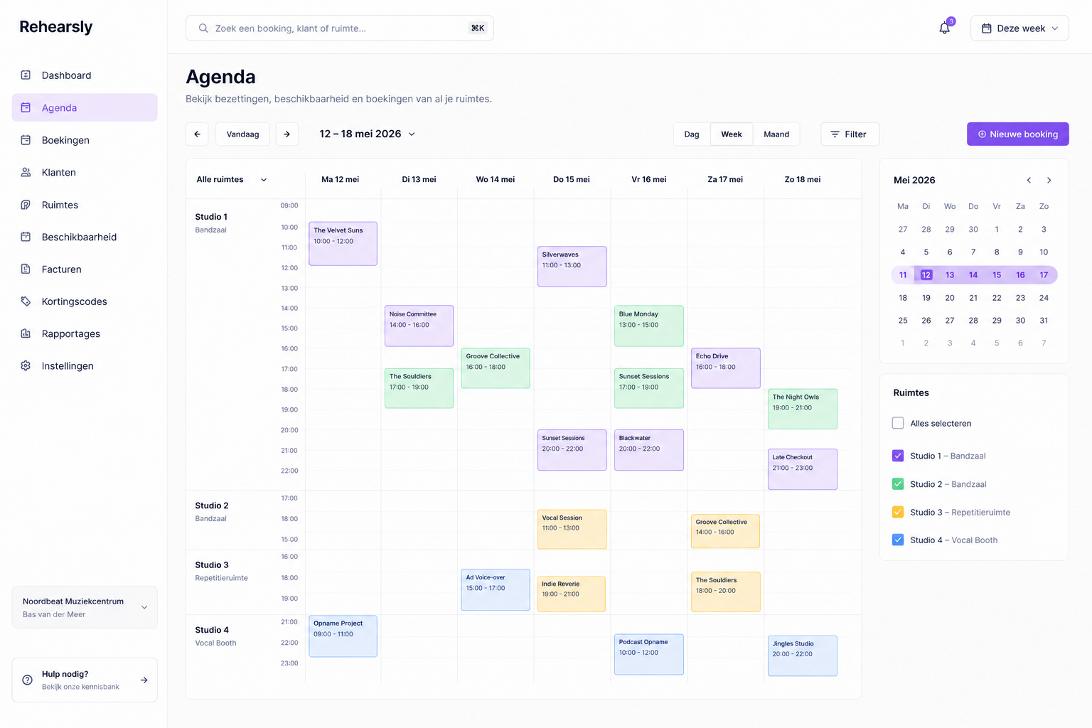 Screenshot van de Rehearsly-agenda met boekingen per oefenruimte en band